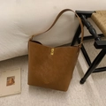 Vintage braune Beuteltasche aus Leder mit goldener Schließe und stilvollem Schultergurt - Braun Ohne Anhänger