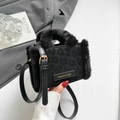 Detail der Leoparden-Handtasche mit schwarzem Kunstpelzbesatz und Schultergurt - Schwarz