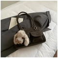Detail der braunen Wildleder-Schultertasche mit zwei Taschen und Plüschhasen-Anhänger - Kaffee Mit Anhängern