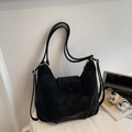 Minimalistische schwarze matte Schultertasche mit Reißverschluss und Goldbeschriftung - Schwarz ohne Anhänger