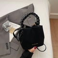 Schicke schwarze Beuteltasche mit mattem Finish und dickem Kettenhenkel für Damen - Schwarz