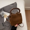 Dunkelbraune matte Eimertasche mit geflochtenem Griff und verstellbarem Schultergurt - Braun
