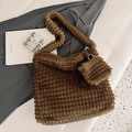 Grand sac cabas en fausse fourrure marron avec motif à carreaux et petite pochette - Marron
