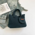 Borsa tote in maglia fatta a mano in verde petrolio con ciondolo a cuore e manico spesso - Blu