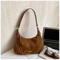 Detail van bruine suède hobo tas met contraststiksels en metalen ringbedel - Bruin