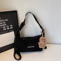 Detalle del bolso tote de pana negra con logotipo y lindo colgante de oso de peluche - Negro Con Colgante