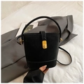 Schwarze Wildleder-Beuteltasche mit goldenem Schloss und abnehmbarem Schultergurt - Schwarz