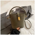 Olivgrüne Beuteltasche mit Goldverschluss, elegantem Tragegriff und Schulterriemen - Grün