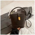 Modische dunkelgraue matte Beuteltasche mit goldenem Drehverschluss und Tragegriff - Braun