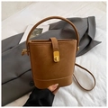 Braune matte Beuteltasche mit goldenem Drehverschluss und verstellbarem Schultergurt - Braun