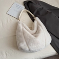 Sac hobo blanc en fausse fourrure avec bandoulière en cuir et détails dorés - Sans pendentif / Blanc
