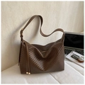 Dettaglio della borsa hobo intrecciata marrone caffè con nappa e tracolla larga - Marrone Elegante