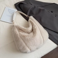Sac hobo chic en fausse fourrure beige pour femme avec texture douce et anse en cuir - Sans pendentif / Abricot