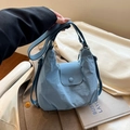 Grande borsa tote in nylon blu Morandi con tracolla regolabile e tasca frontale - Blu