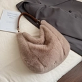 Sac hobo en fausse fourrure matelassée marron chameau avec bandoulière en cuir chic - Sans pendentif / Kaki