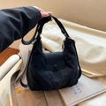 Elegante borsa tote in nylon nero con design a pieghe e ampia tracolla a mano - Nero