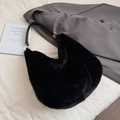 Sac hobo élégant en fausse fourrure noire avec bretelles en cuir et anneaux dorés - Sans pendentif / Noir