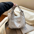 Borsa hobo grigio chiaro minimalista in nylon stropicciato con tracolla larga - Bianco