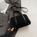 Borsa bowling retrò nera in pelle scamosciata opaca con finiture lucide e tracolla - senza ciondolo / Nero