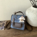 Detail van denim canvas rugzak met lederen riemen en een schattige hondenpluche hanger - Blauw met Hanger