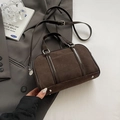 Borsa bowling retrò in pelle scamosciata marrone scuro con tracolla e ciondolo in metallo - senza ciondolo / Marrone