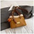 Braune Wildleder-Eimertasche mit Lammwollbesatz und Perlenanhängern für Damen - Mit Anhänger / Braun