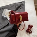 Dunkelrote Schultertasche aus geöltem Leder mit Goldverschluss und Knotendetail am Gurt - Burgunderrot