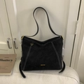Détail du sac à bandoulière en daim noir avec surpiqûres blanches et logo doré - Noir sans Pendentif