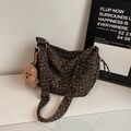 Hobo-Tasche aus Segeltuch mit Leopardenmuster und süßem Plüsch-Hundeanhänger - Schwarz mit Anhänger