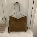 Détail du sac à bandoulière en daim marron avec surpiqûres blanches et logo doré - Brun Sans Pendentif