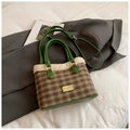 Borsa a secchiello in peluche a scacchi verde e arancione con bordo in ecopelliccia - Verde a Quadri