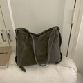 Détail du sac bandoulière gris foncé en similicuir avec surpiqûres blanches et logo doré - Vert Sans Pendentif