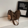 Schultertasche mit Leopardenmuster aus Canvas und Plüschhund-Anhänger Dekor - Braun mit Anhänger