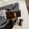 Sac à bandoulière marron foncé minimaliste avec boucle dorée et détail de poignée nouée - Café