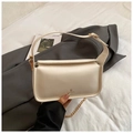 Sac bandoulière élégant blanc crème en similicuir avec chaîne dorée et large lanière - Blanc