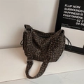 Hobo-Tasche mit Leopardenmuster aus Canvas und verstellbarem breitem Schultergurt - Schwarz ohne Anhänger