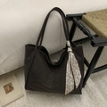 Detail van donkerbruine leren shopper met een decoratieve paisley zijden sjaal aan de handgreep - Koffie (Met Hanger)