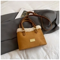 Borsa a secchiello in camoscio marrone con bordo in ecopelliccia bianca e oro - Marrone