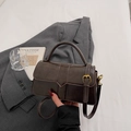 Dettaglio della borsa a tracolla marrone retrò con fibbia dorata su sfondo elegante - Marrone