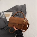 Vista dettagliata di una borsa vintage in pelle marrone con chiusura in metallo e tracolla - Marrone