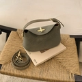 Detail van olijfgroene matte leren tas met gouden draaislot en dubbele schouderbanden - Groen