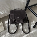 Primer plano del bolso tote de cuero marrón oscuro vintage con correas y hebillas metálicas - Estilo Solapa Vintage (1107588) / Marrón