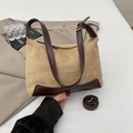 Detail van matte suède luipaardtas met bruine lederen bies en afneembare schouderriem - Khaki