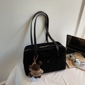 Detailansicht der schwarzen Vintage-Schultertasche mit Stoffstruktur und Teddybär-Anhänger - Schwarz Mit Anhänger