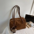 Detailansicht der braunen Vintage-Tasche mit Wildledertextur und einem Plüschbär-Anhänger - Braun mit Anhänger