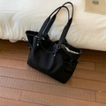 Detailansicht der schwarzen Canvas-Tragetasche mit Kordelzug und silbernen Ringen - Schwarz