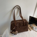 Detailansicht der großen dunkelbraunen Wildleder-Tragetasche mit Bärenanhänger für den Alltag - Kaffee Mit Anhänger