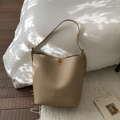 Détail du sac seau en cuir beige grainé avec un fermoir rotatif en métal doré élégant - Sans Pendentif / Kaki
