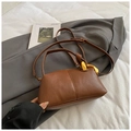 Dettaglio borsa a tracolla marrone con trama litchi e inserti metallici dorati - Marrone Elegante