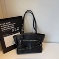 Grand sac cabas vintage en similicuir noir avec boucles décoratives et style minimaliste - Noir
